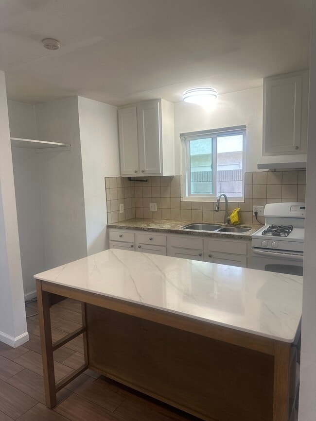 Foto del edificio - 531 N Batavia St