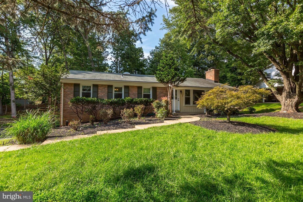 Primary Photo - 306 Broadleaf Dr NE