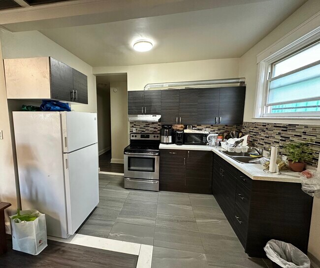 Photo du bâtiment - Large high ceiling 2 Bedroom -241 Queen St S