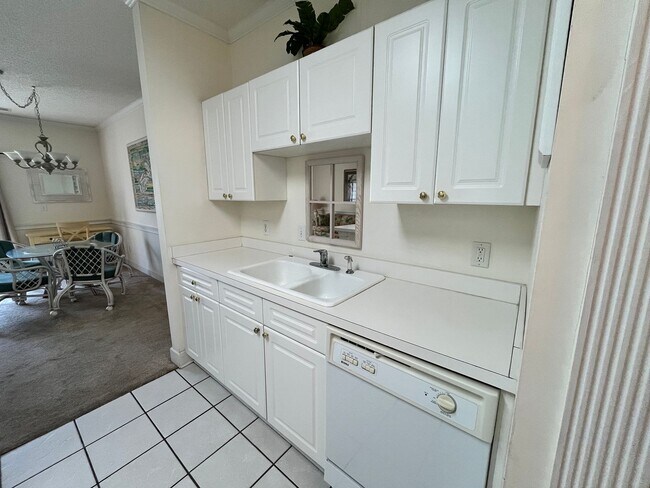 Foto del edificio - ONE MONTH FREE with an eighteen-month lease! First Floor Furnished Condo with One Bedroom at Magn...