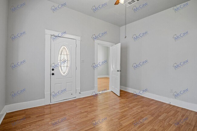 Foto del edificio - Updated Price! Charming 3/1 Duplex in Sher...