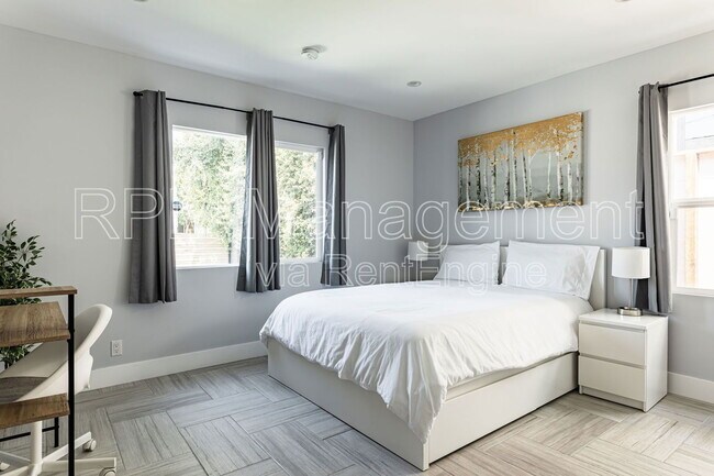 Foto del edificio - 712 N Fuller Ave