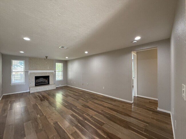 Foto del edificio - Convenience and Charm Meet! 4 bedroom