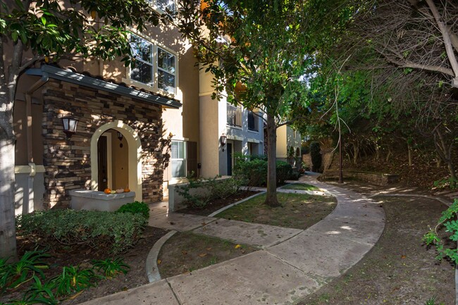 Foto del edificio - Beautiful Tri-level Townhome!
