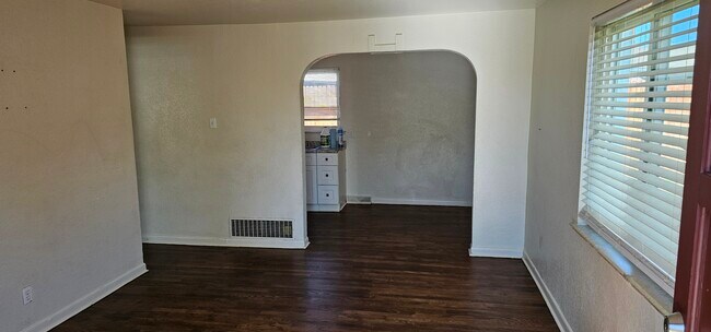 Restauración de pisos de madera, pintura interior nueva - 3385 W Virginia Ave