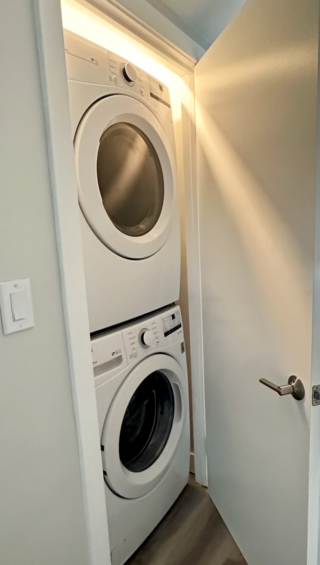 Building Photo - 244 N Almont Dr