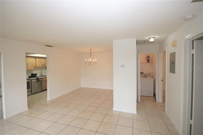 Building Photo - 3249 Bloomingdale Villas Ct