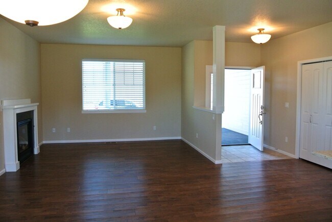 Foto del edificio - Stunning 5 Bed / 3.5 Bath Executive Home with Two Primary Suites!