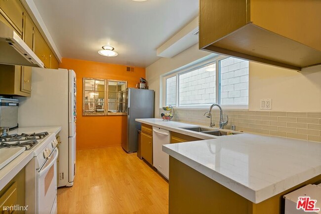 Building Photo - 2 br, 2 bath Condo - 4445 Cartwright Ave A...