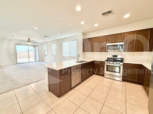 Foto del edificio - 1236 E Irwin Ave