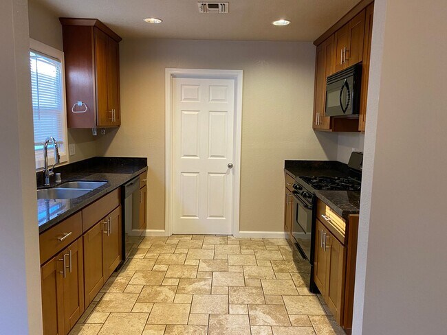 Building Photo - 2 Bedroom 1 Bath House in Oakland --