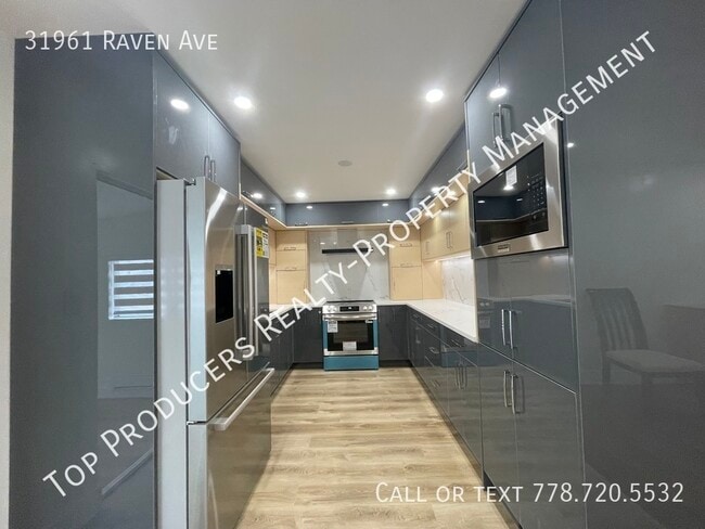 Building Photo - Large Family Home