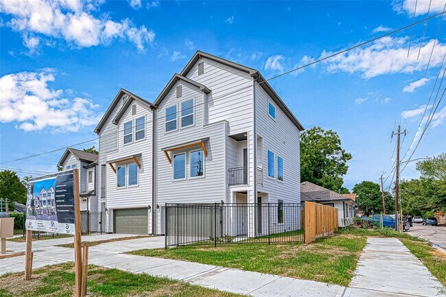 Building Photo - 2418 Everett St
