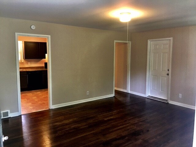 Foto del edificio - LAWRENCE 4 BEDROOM W/BASEMENT RECENTLY UPDATED!  AVAILABLE NOW!