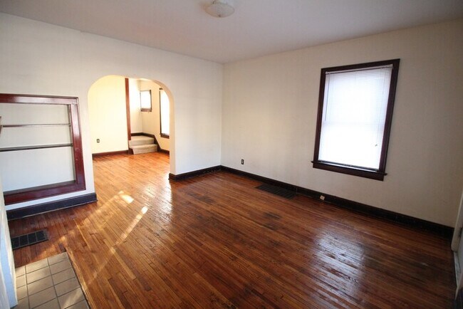 Building Photo - Spacious 3 bedroom duplex!
