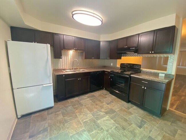 Building Photo - Charming Sparks Duplex - Yard/Garage/Centr...