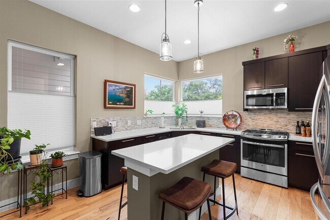 Foto del edificio - 3806 Bull Creek Rd