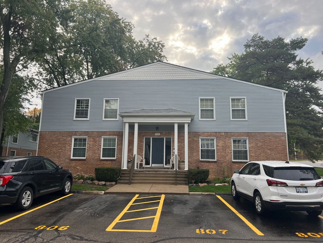 Primary Photo - Beautifully Renovated Condo in the Heart o...