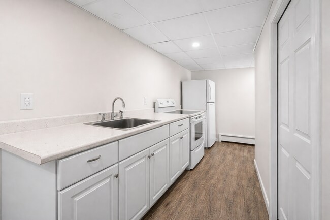 Cocina actualizada con electrodomésticos de tamaño completo. - 16 Miller Rd