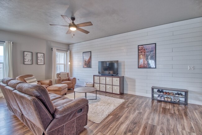 Building Photo - 8636 N Cypress Alley