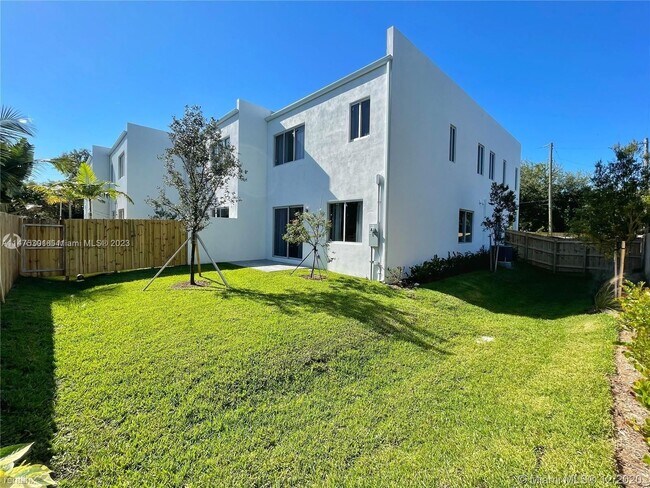 Building Photo - 3 br, 2.5 bath Townhome - 811 SE 14th St # 0