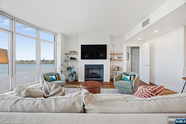 Foto del edificio - 8100 River Rd