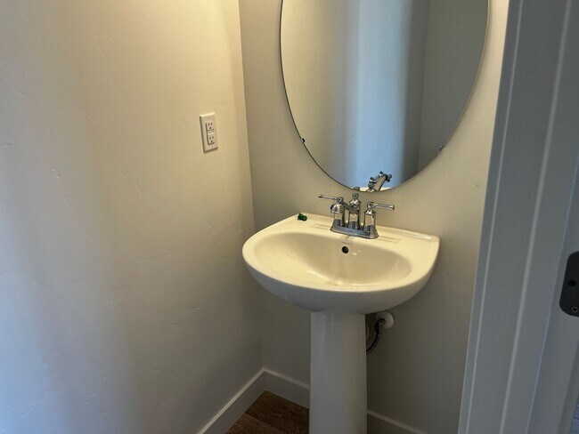 Building Photo - GET $500 OFF THE FIRST MONTHS RENT!!!!
