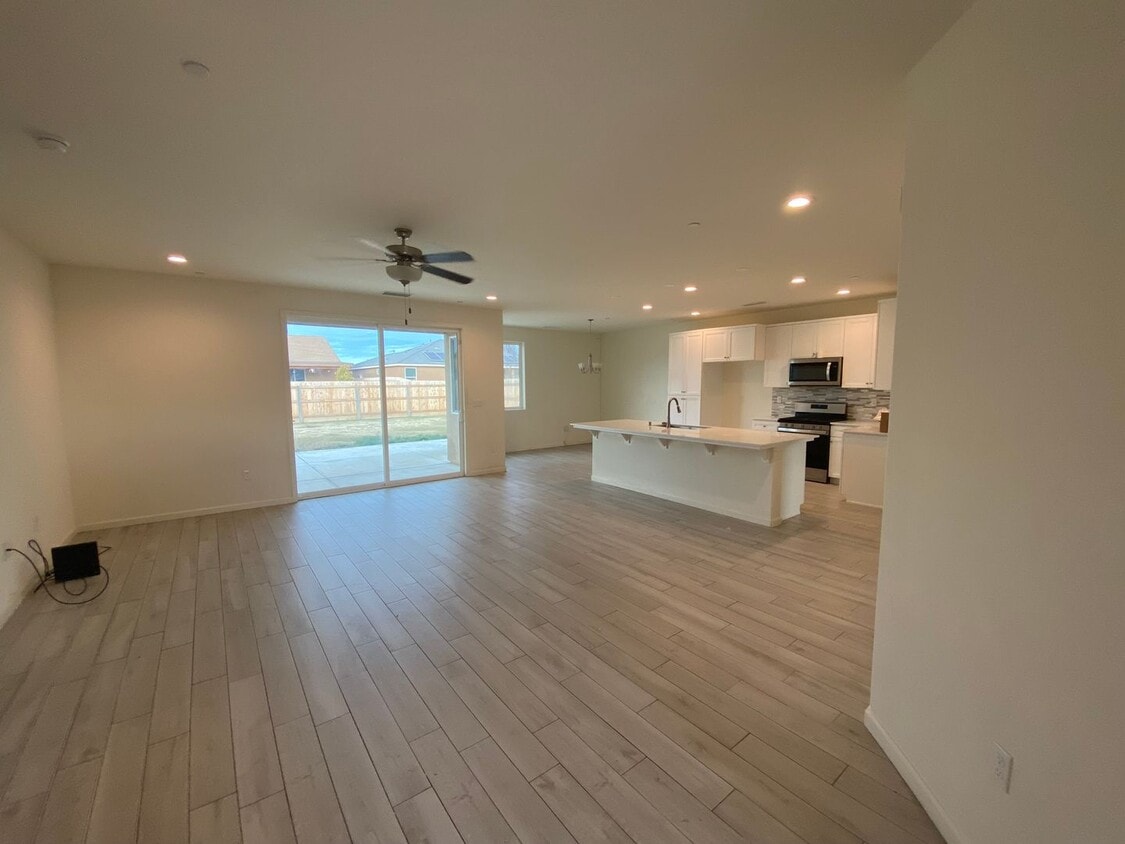 Primary Photo - Spacious open and new in Kingsburg