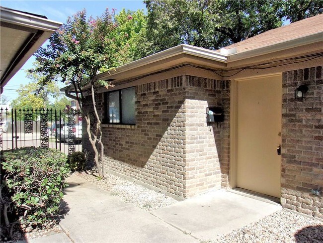 Building Photo - 106 Priddy Ln
