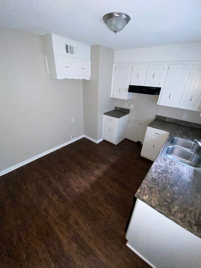 Foto del edificio - 513 Sorrells Dr