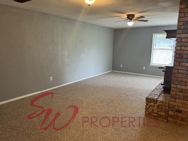 Foto del edificio - Charming 3 bedroom 2 bath on 2 acres within city limits!