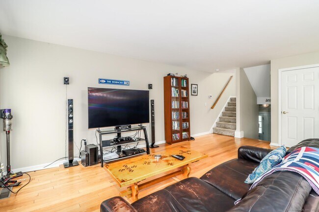 Foto del edificio - 601 Larson Dr