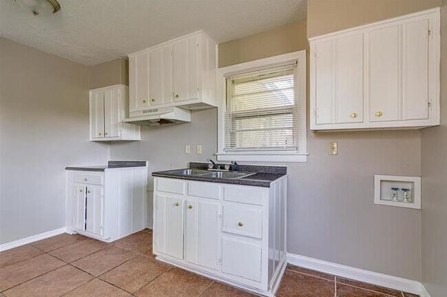 Building Photo - Awesome East Memphis Home
