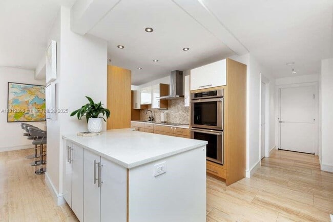 Building Photo - 808 Brickell Key Dr