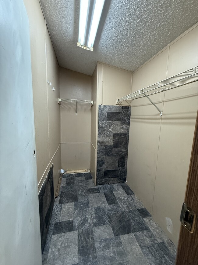 Building Photo - 252 Little Pond Ln