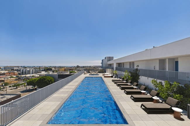 Las imágenes virtuales escenificadas al aire libre son solo para representación visual; los acabados reales pueden variar. - Thrive on 5th