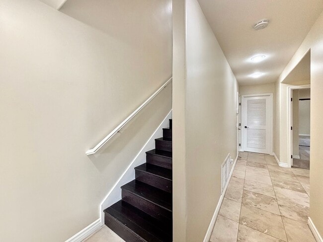 Building Photo - Stunning 4BD/3.5BA Townhouse in Pacific Be...