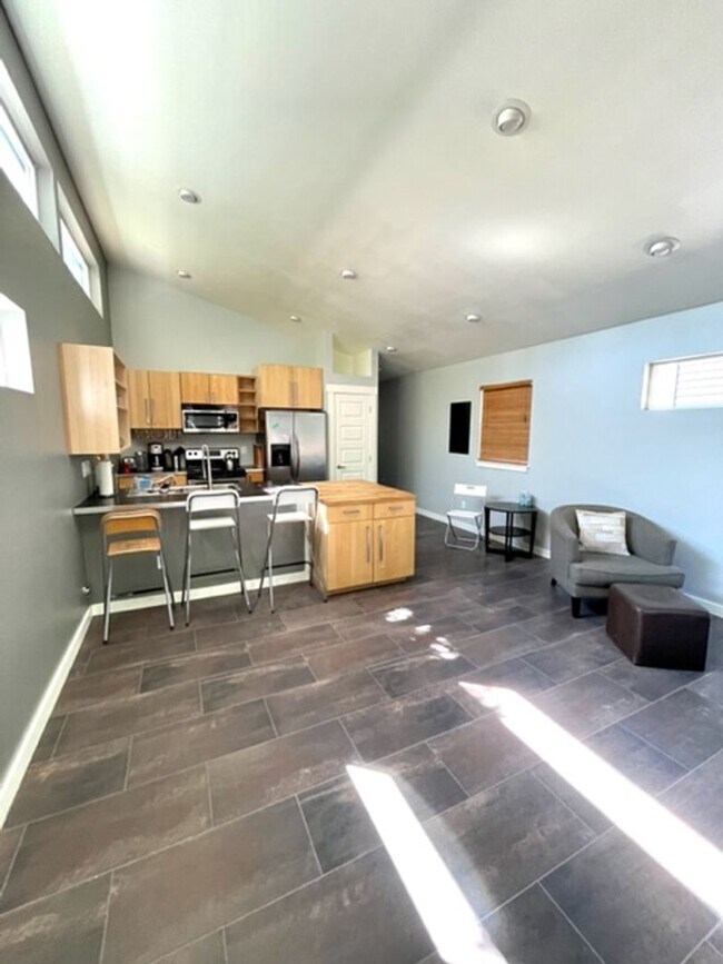 Building Photo - Modern Westside Bungalow!