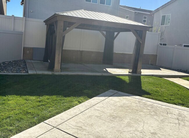 Foto del edificio - Stunning Natomas 4/2.5.  Backyard is AMAZING!  Please read ad for viewings!