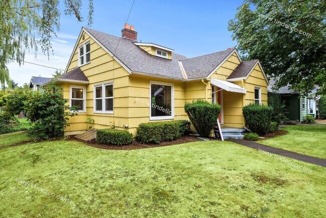 Foto del edificio - Vintage 7 Bedroom Craftsman Directly Acros...