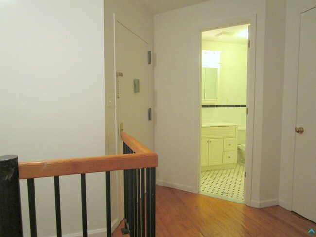 Building Photo - 611 Grand St
