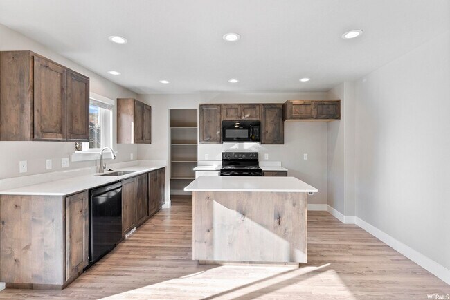 Building Photo - 925 N Haywain Dr