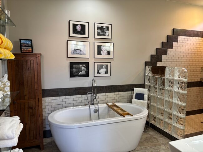Luxury bath - 888 N Coyote Gulch Ct