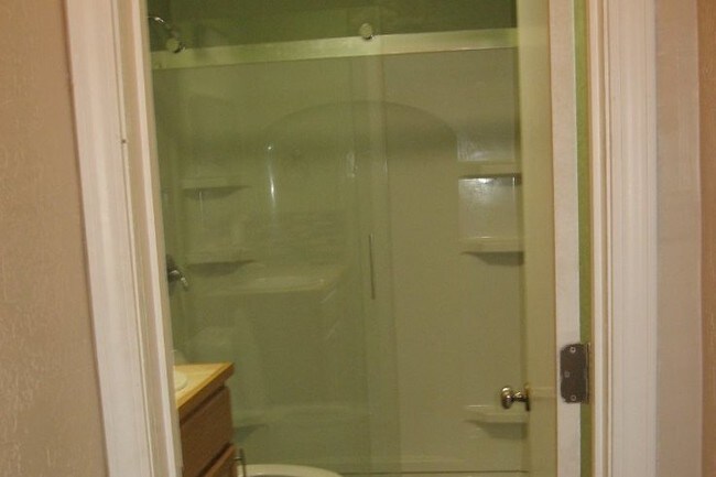 Baño completo - 604 W 3rd Ave