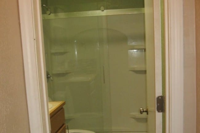 Full Bath - 604 W 3rd Ave