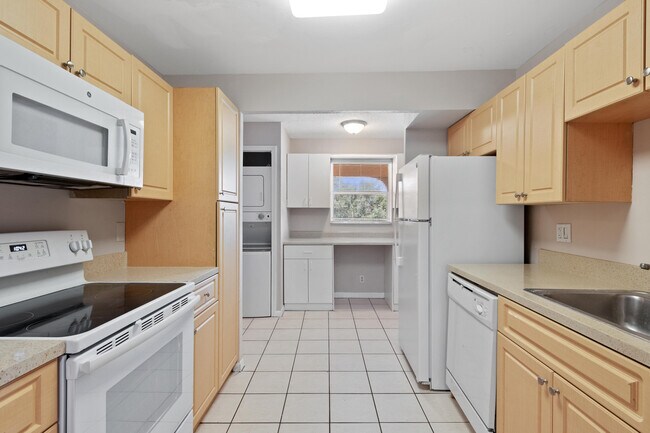 Building Photo - 2700 Coral Springs Dr