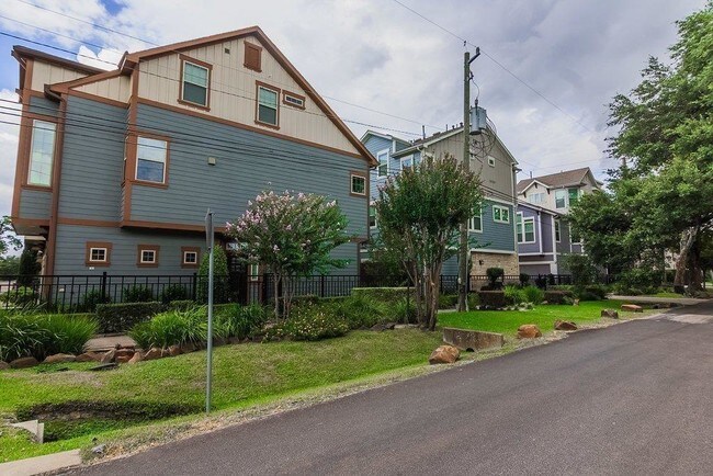 Building Photo - 716 Waverly St