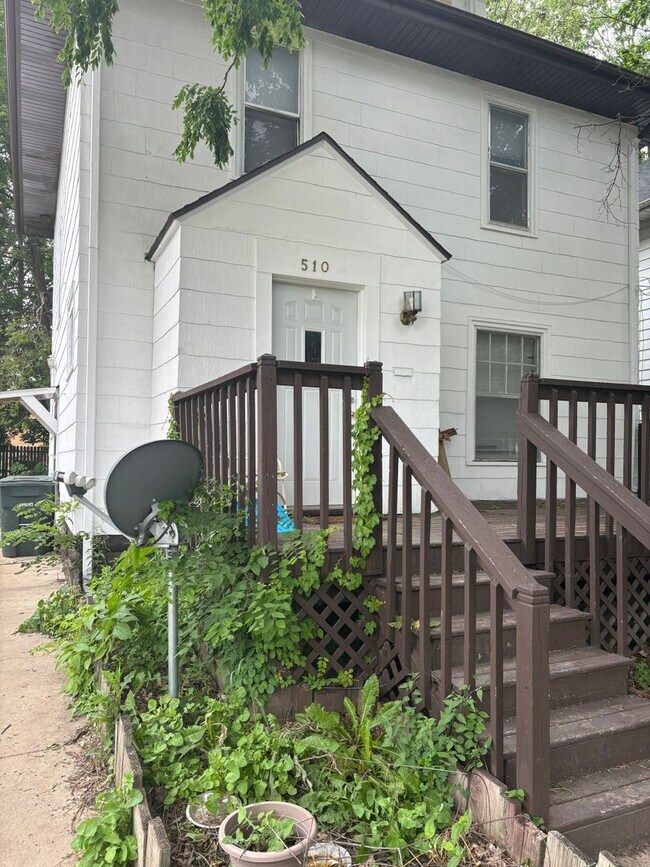 Building Photo - Spacious 3 bedroom, 1 bathroom House