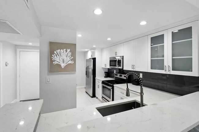 Building Photo - 6 Royal Palm Way