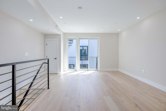 Foto del edificio - 722 Kenyon St NW